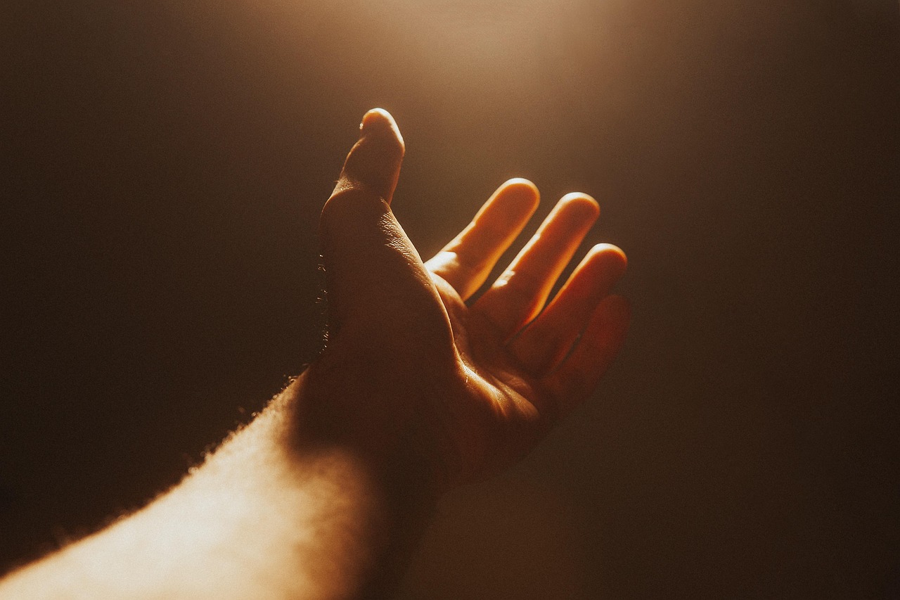 1857643 hand 4661763 1280